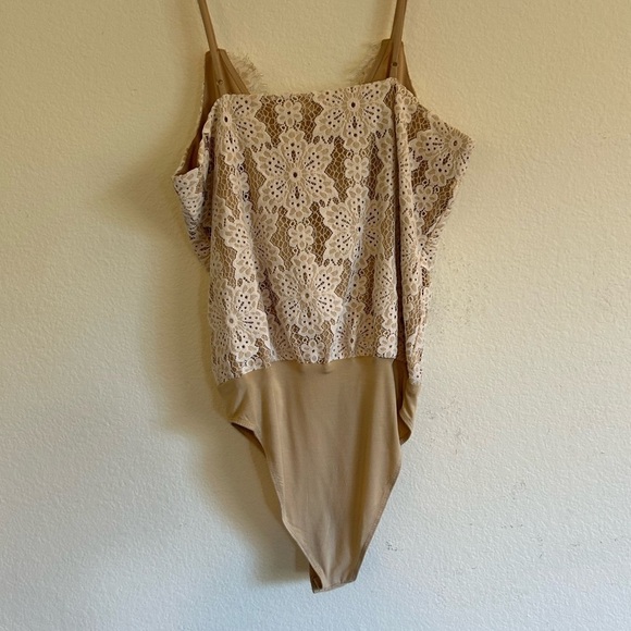 WAYF White Tan Lace V-Neck Adjustable Sleeveless Thong Bodysuit Medium - Picture 2 of 7